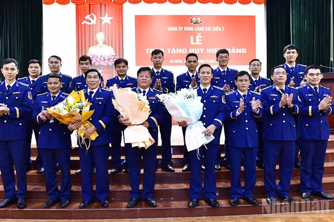 Đảng viên các tổ chức đảng trực thuộc Đảng bộ Vùng Cảnh sát biển 2 chụp ảnh lưu niệm tại buổi lễ. (Ảnh: Vùng Cảnh sát biển 2)
