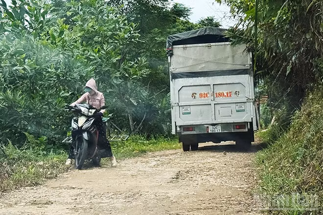 Tuyến đường vào làng dân tộc Cor ở xã Phú Ninh, thành phố Đà Nẵng đã xuống cấp nghiêm trọng.
