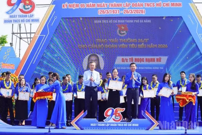 Ban Thường vụ Thành đoàn Đà Nẵng tuyên dương và trao Giải thưởng 26/3 cho 57 cán bộ Đoàn tiêu biểu trên địa bàn thành phố.