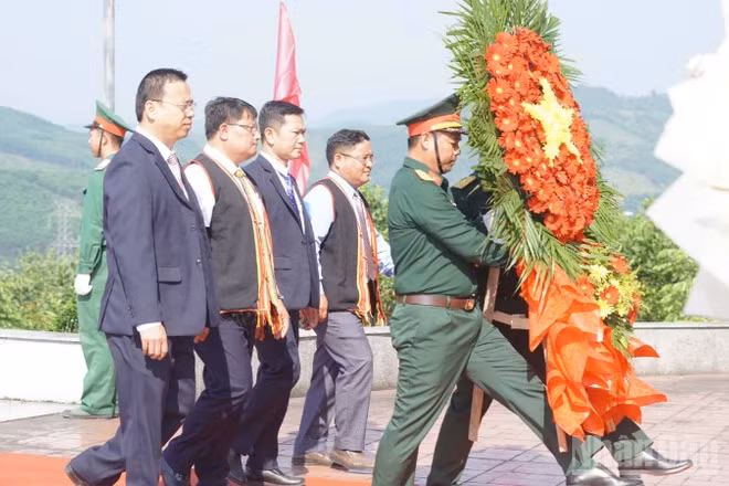 Dâng hoa kỷ niệm 55 năm Chiến thắng Đồn Xã Đốc tại Di tích lịch sử Chiến thắng Đồn Xã Đốc.