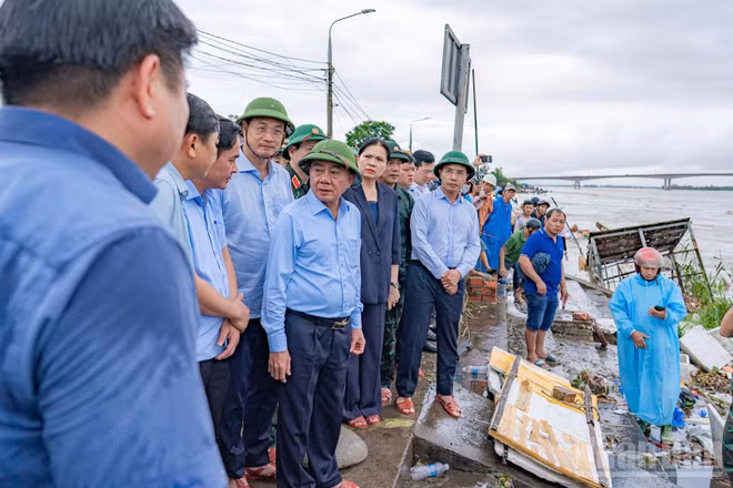 Thường trực Ban Bí thư cùng Đoàn công tác của Trung ương đi kiểm tra thực tế tình hình sạt lở tại bờ kè An Lương, xã Duy Nghĩa, thành phố Đà Nẵng.