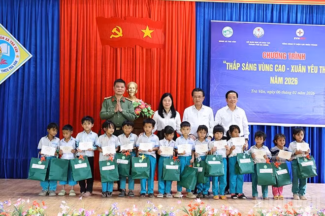 Trao quà, học bổng cho học sinh nghèo vượt khó vươn lên trong học tập tại xã Trà Vân.
