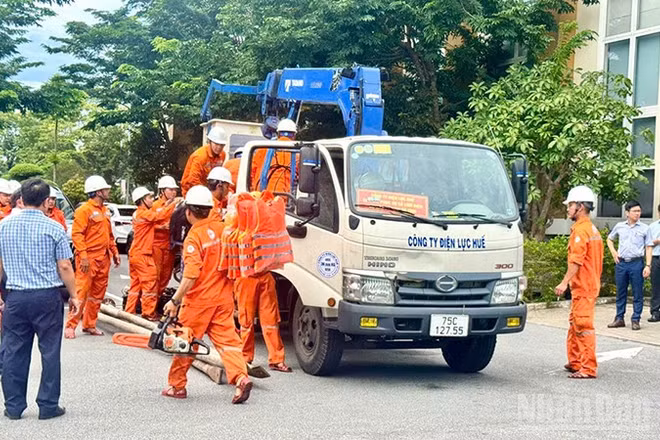 Công nhân Công ty Điện lực Huế xuất quân hỗ trợ khắc phục sự cố lưới điện do bão số 5.