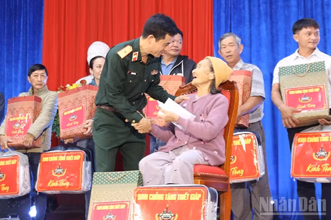 Thiếu tướng Hoàng Văn Lợi, Chính ủy Binh chủng Tăng thiết giáp thăm hỏi mẹ Việt Nam Anh hùng.