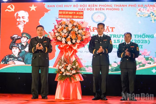 Lãnh đạo Ban Chỉ huy Bộ đội Biên phòng thành phố Đà Nẵng tặng hoa chúc mừng 50 năm ngày truyền thống Hải đội Biên phòng 1.