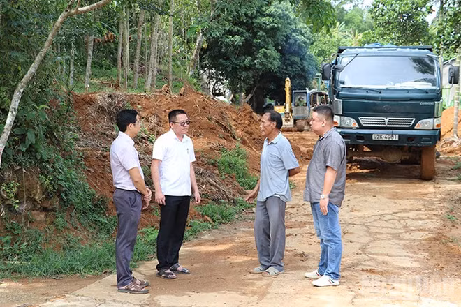 Lãnh đạo xã miền núi Sơn Cẩm Hà kiểm tra tiến độ thực hiện mở rộng, nâng cấp tuyến đường giao thông trên địa bàn.