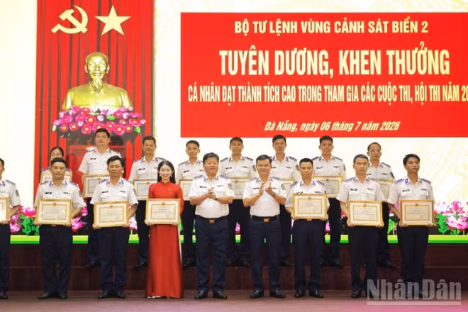 Tư lệnh, Chính ủy Vùng Cảnh sát biển 2 khen thưởng các cá nhân đạt giải cao trong các hội thi, cuộc thi.