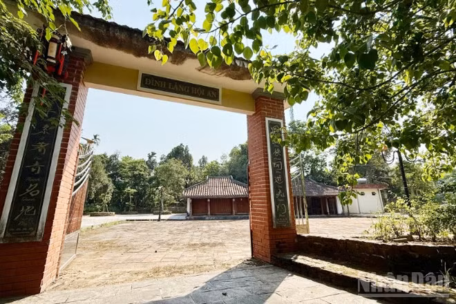 Đình làng Hội An tại thôn Hội An, xã Sơn Cẩm Hà được xây dựng vào khoảng năm 1870.