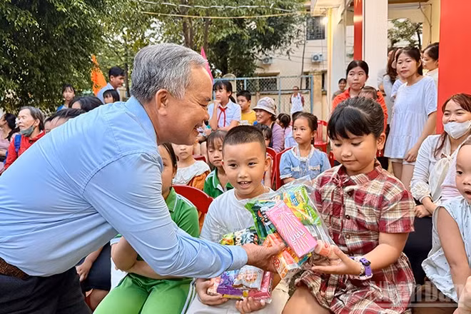 Bí thư Chi bộ kiêm Tổ trưởng Tổ dân phố Hòa Hương, phường Hương Trà Trần Thông trao quà cho các em thiếu nhi trên địa bàn. (Ảnh: ANH QUÂN)