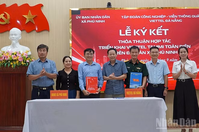 Ra mắt mô hình “Tammi OA - Chính quyền số xã Phú Ninh” và ký kết mô hình giữa lãnh đạo xã Phú Ninh và lãnh đạo Chi nhánh Viettel Đà Nẵng. (Ảnh: PN)
