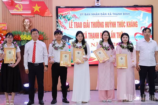 Lãnh đạo xã Thạnh Bình trao Giải thưởng Huỳnh Thúc Kháng cho các cá nhân. (Ảnh: QV)