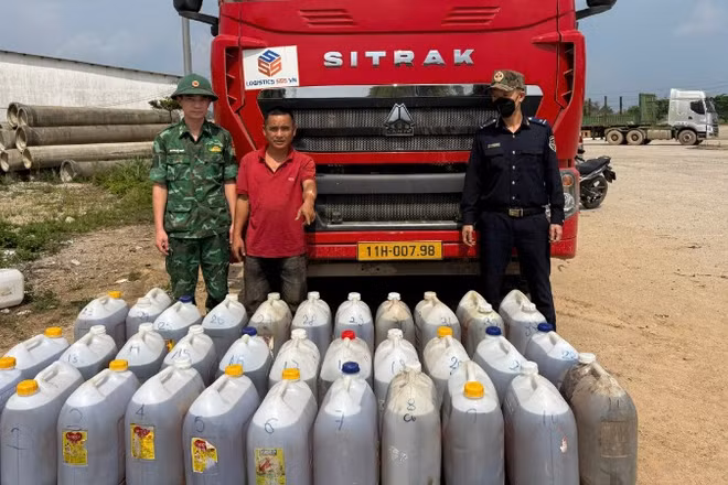Tang vật khoảng 880 lít dầu diesel bị thu giữ. (Ảnh: Bộ đội Biên phòng thành phố Đà Nẵng).