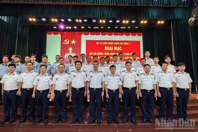 Học viên lớp bồi dưỡng tiếng Trung Quốc năm 2026 chụp ảnh lưu niệm cùng Thủ trưởng Vùng Cảnh sát biển 2.