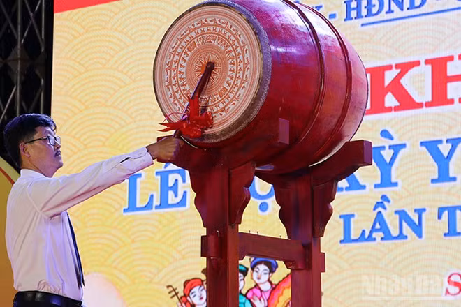 Lãnh đạo xã Sơn Cẩm Hà gióng trống khai hội Lễ hội Kỳ Yên xã Sơn Cẩm Hà lần thứ III năm 2026.