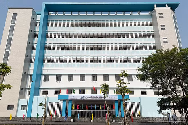 Khu điều trị kỹ thuật cao là khối nhà 7 tầng cộng 1 tầng tum, diện tích xây dựng hơn 2.200m2, tổng diện tích sàn xây dựng hơn 14.000m2.