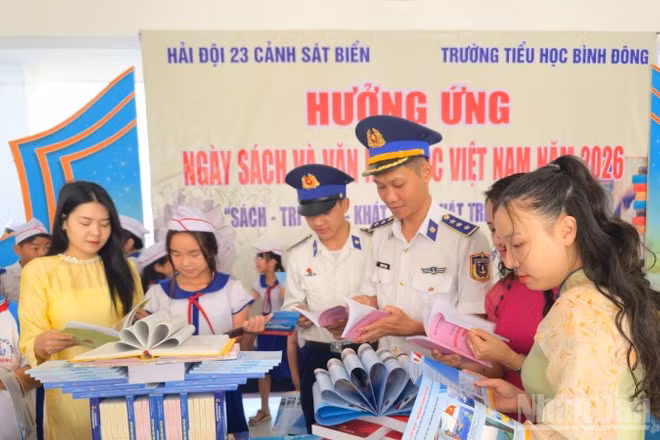 Cán bộ, chiến sĩ Hải đội 23 giới thiệu sách cho giáo viên và học sinh Trường tiểu học Bình Đông, tỉnh Quảng Ngãi.
