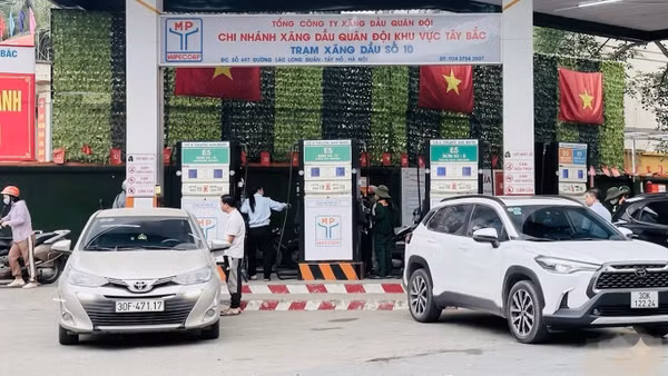 Giá bán các mặt hàng xăng dầu trong nước điều chỉnh giảm từ 15 giờ ngày 4/6.