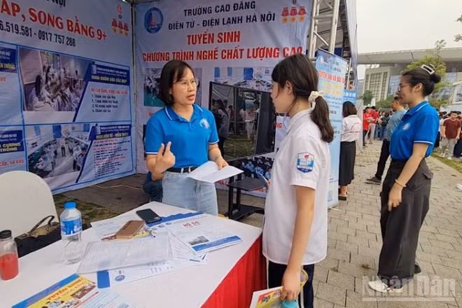 Tư vấn trực tiếp giữa nhà trường và học sinh.