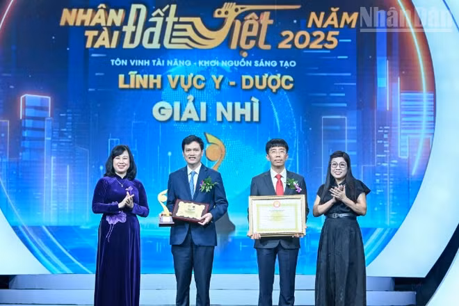 Bộ trưởng Y tế Đào Hồng Lan và bà Lê Thị Bích Trân trao giải Nhì lĩnh vực Y-Dược cho nhóm tác giả.