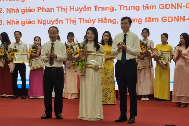 Trao giải cho giáo viên đạt thành tích cao tại hội thi năm học 2025-2026.