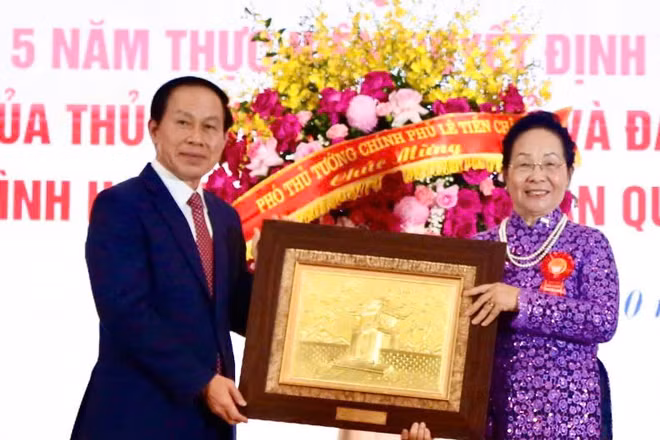 Phó Thủ tướng Lê Tiến Châu chúc mừng và tặng quà lưu niệm cho Hội Khuyến học Việt Nam.
