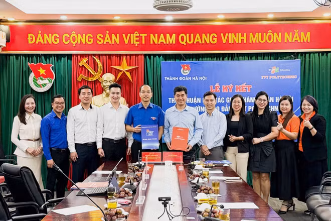 Đại diện Thành đoàn Hà Nội và Trường Cao đẳng FPT Polytechnic trao Thỏa thuận hợp tác giai đoạn 2026-2030. (Ảnh: FPT Polytechnic)