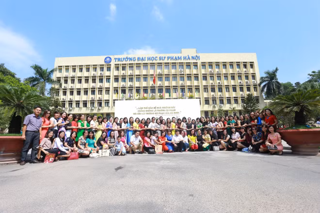 Sinh viên về dự Lễ kỉ niệm 65 năm thành lập Khoa Ngữ văn trường Đại học Sư phạm Hà Nội.