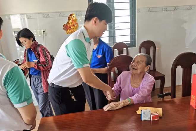 Nhiều hoạt động tri của sinh viên Thành phố Hồ Chí Minh tri ân người có công trong dịp lễ 30/4 và 1/5.