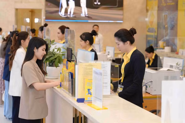 Khách hàng giao dịch tại Nam A Bank.