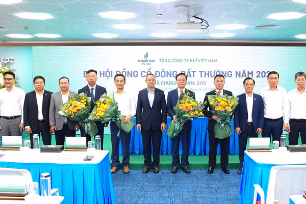 Thành viên Hội đồng thành viên Petrovietnam Trần Bình Minh tặng hoa chúc mừng thành công của Đại hội. (Ảnh: PV GAS)