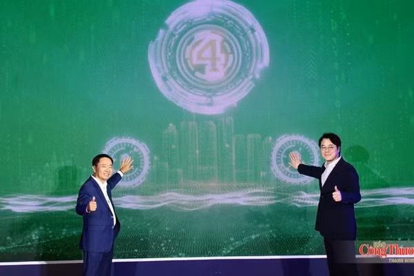 Ông Trần Văn Chín, Chủ tịch Arobid.com và ông Kim Joung Tae CEO CHUNGYONG23 Corp, thực hiện nghi thức ra mắt trung tâm số CHUNGYONG23-Powered by Arobid.com. (Ảnh: A.T)