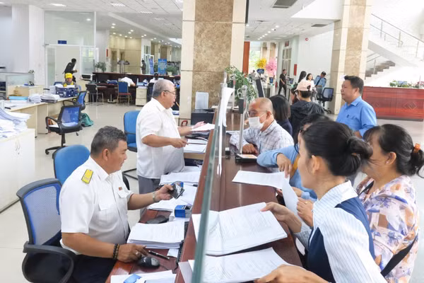 Hướng dẫn người nộp thuế làm thủ tục kê khai tại Thuế Thành phố Hồ Chí Minh. (Ảnh: CTV)