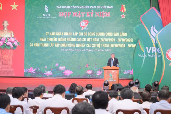 Quang cảnh chương trình họp mặt kỷ niệm 97 năm Ngày thành lập Chi bộ Đông Dương Cộng sản Đảng, Ngày truyền thống ngành Cao-su Việt Nam (28/10/1929-28/10/2026). Ảnh: ĐÀO PHONG