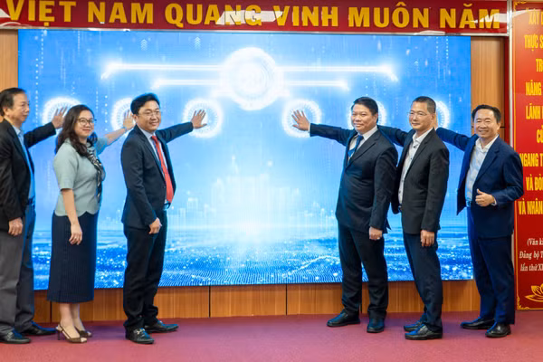 Các đại biểu thực hiện nghi thức ra mắt nền tảng triển lãm số Expo Platform. (Ảnh: Ban tổ chức)