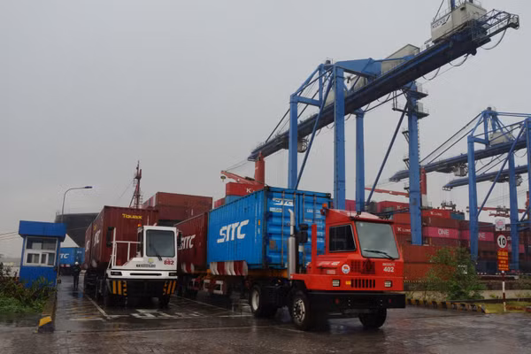 Vận chuyển hàng xuất nhập khẩu tại Cảng Cát Lái, Thành phố Hồ Chí Minh. (Ảnh: A.T)