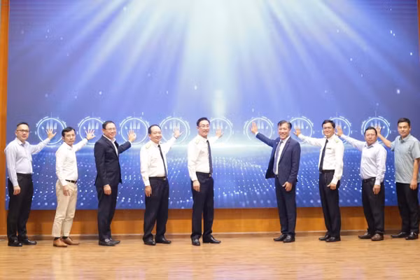 Các đại biểu thực hiện nghi thức kích hoạt Tổng đài ứng dụng trí tuệ nhân tạo và thông tin thuế qua nền tảng thanh toán số. (Ảnh: Lê Tú)