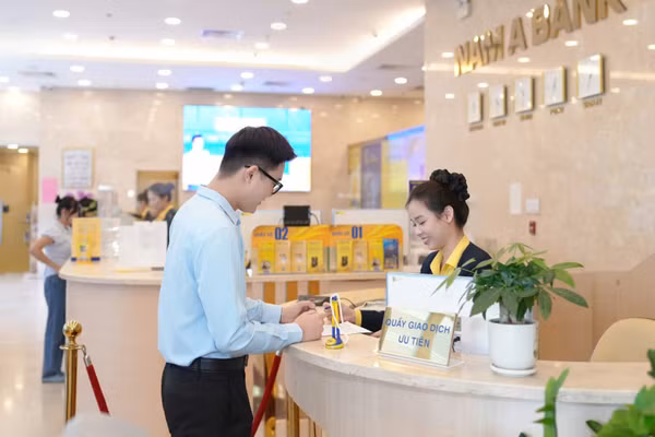 Khách hàng giao dịch tại Ngân hàng Thương mại cổ phần Nam Á (Nam A Bank). (Ảnh: CTV)