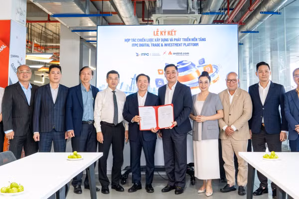 Lãnh đạo Trung tâm ITPC và Công ty Arobid trao biên bản ký kết hợp tác chiến lược chiều 1/10, tại Thành phố Hồ Chí Minh. (Ảnh: BTC)