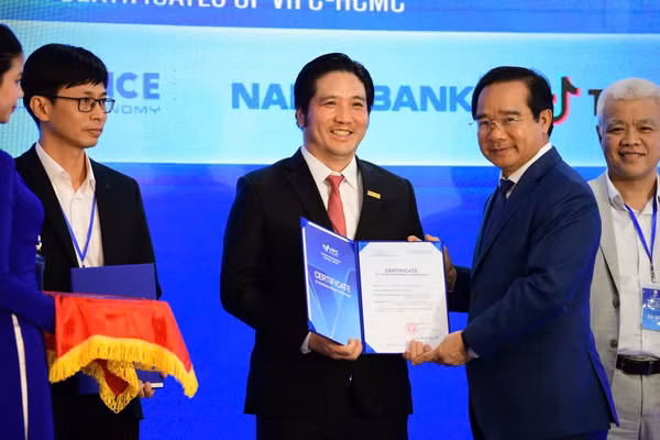 Ông Nguyễn Văn Được, Ủy viên Trung ương Đảng, Phó Bí thư Thành ủy, Chủ tịch Ủy ban nhân dân Thành phố Hồ Chí Minh - Phó Chủ tịch Hội đồng điều hành VIFC-HCMC trao Chứng nhận Thành viên chiến lược cho đại diện Nam A Bank - ông Trần Khải Hoàn, Thành viên Hội đồng quản trị -Tổng Giám đốc Nam A Bank. (Ảnh: NAB)