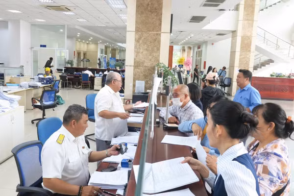 Làm thủ tục kê khai thuế tại Thuế Thành phố Hồ Chí Minh. (Ảnh: CTV)