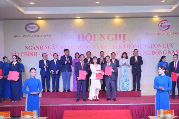 Lễ trao thỏa thuận hợp tác/hợp đồng tín dụng giữa các ngân hàng và doanh nghiệp trên địa bàn vùng Đông Nam Bộ. (Ảnh: NHNN)