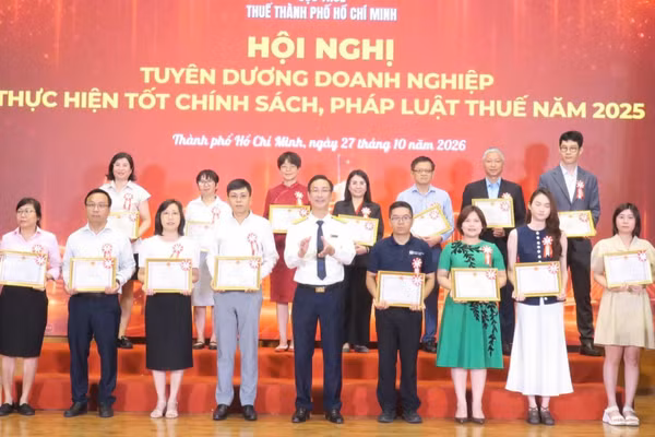 Thuế Thành phố Hồ Chí Minh vinh danh các doanh nghiệp đang hoạt động trên địa bàn thành phố đã chấp hành tốt chính sách, pháp luật thuế năm 2025. (Ảnh: A.T)