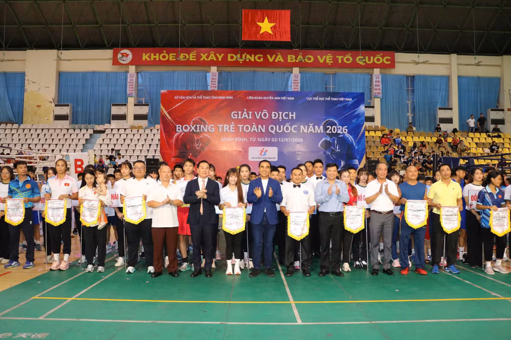 Ban tổ chức trao cờ lưu niệm cho các đội tham gia giải vô địch Boxing toàn quốc năm 2026.