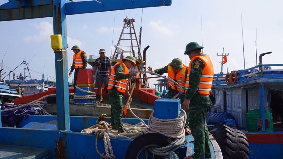 Ngư dân neo đậu tàu thuyền khai thác thủy sản tránh trú bão.
