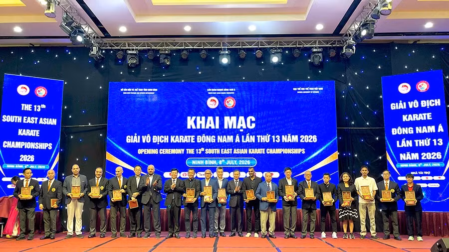 Ban tổ chức trao quà lưu niệm cho đại diện Ban Trọng tài quốc tế và các quốc gia.