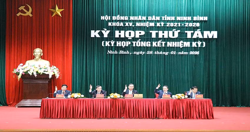 Các đồng chí Chủ tọa điều hành kỳ họp.