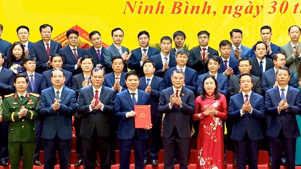 Đồng chí Lê Minh Hưng, Ủy viên Bộ Chính trị, Bí thư Trung ương Đảng, Trưởng Ban Tổ chức Trung ương trao Quyết định của Bộ Chính trị về việc thành lập Đảng bộ tỉnh Ninh Bình.