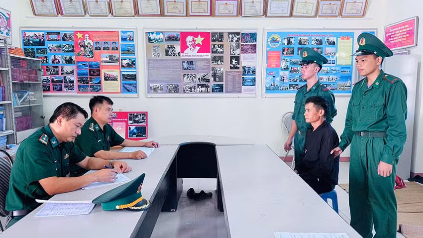 Lực lượng chức năng Đồn Biên phòng Quất Lâm, Bộ đội Biên phòng tỉnh Ninh Bình lấy lời khai đối tượng. (Ảnh: Minh Khôi)