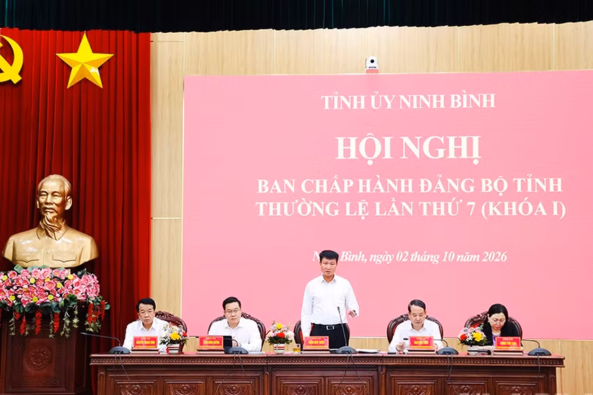 Đồng chí Bí thư Tỉnh ủy Trần Huy Tuấn cùng các đồng chí Thường trực Tỉnh ủy chủ trì hội nghị. (Ảnh Đức Lam)