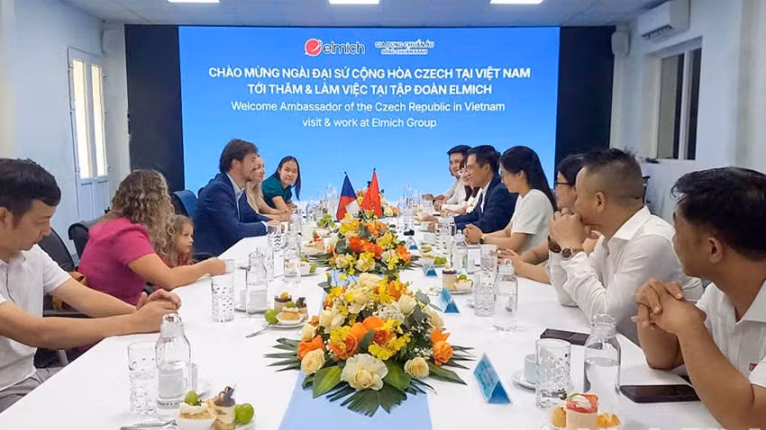Đoàn Đại sứ quán Cộng hòa Séc làm việc tại Nhà máy Elmich. (Ảnh Nguyễn Chinh)